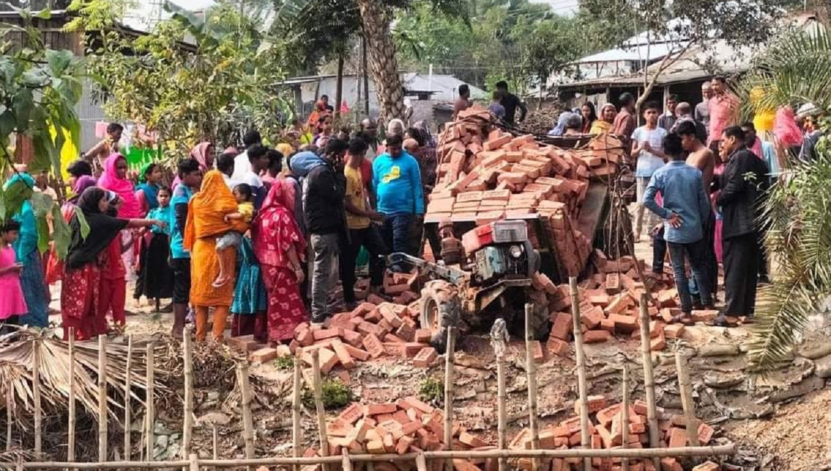 নাটোরে ইট বোঝাই ট্রলি উল্টে চালক নিহত