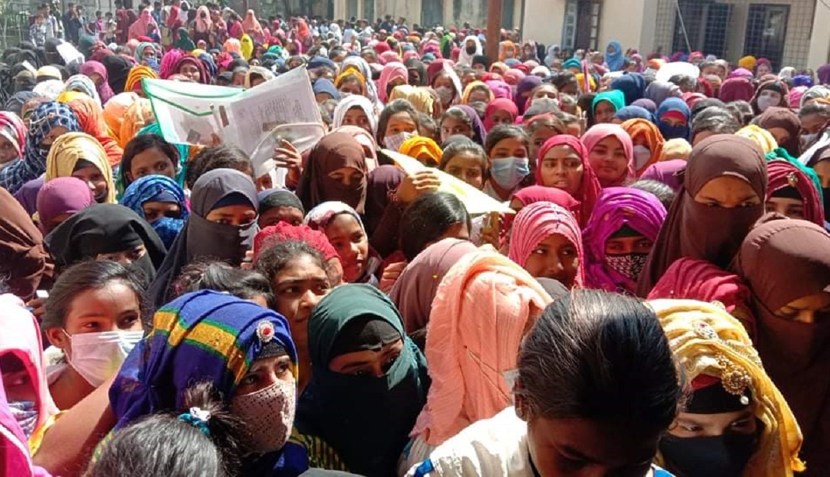 নেত্রকোণায় শিক্ষকদের ‘ভুলে’ টিকাকেন্দ্রে হাজির শতশত শিক্ষার্থী, সংক্রমণ বাড়ার শঙ্কা