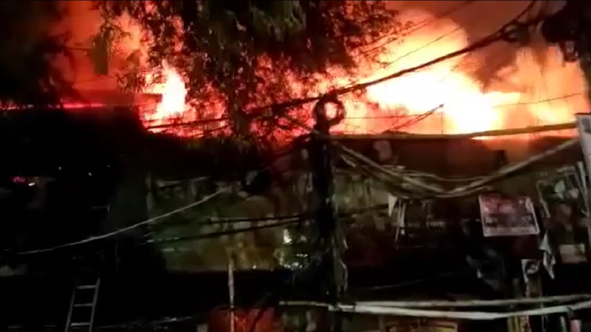 রাজধানীর নীলক্ষেতে বইয়ের মার্কেটে লাগা আগুন নিয়ন্ত্রণে