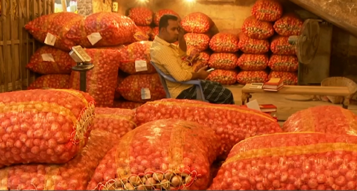 অস্থির পেঁয়াজের বাজার, সপ্তাহের ব্যবধানে দাম বেড়ে প্রায় দ্বিগুণ