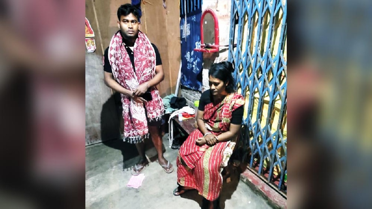 প্রতিবেশী ‘কাকা’র সঙ্গে অন্তরঙ্গ অবস্থায় মাকে দেখে ফেলে সন্তান, লজ্জায় আত্মঘাতী যুগল