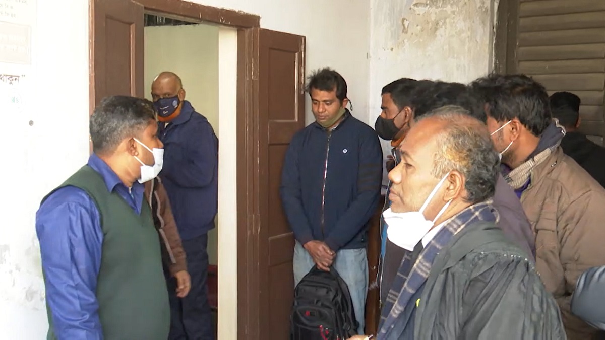 পাউরুটি কেটে বঙ্গবন্ধুর জন্মদিন পালন; বইপড়া ও গাছ লাগানোর নির্দেশ দুই মাদ্রাসাশিক্ষককে