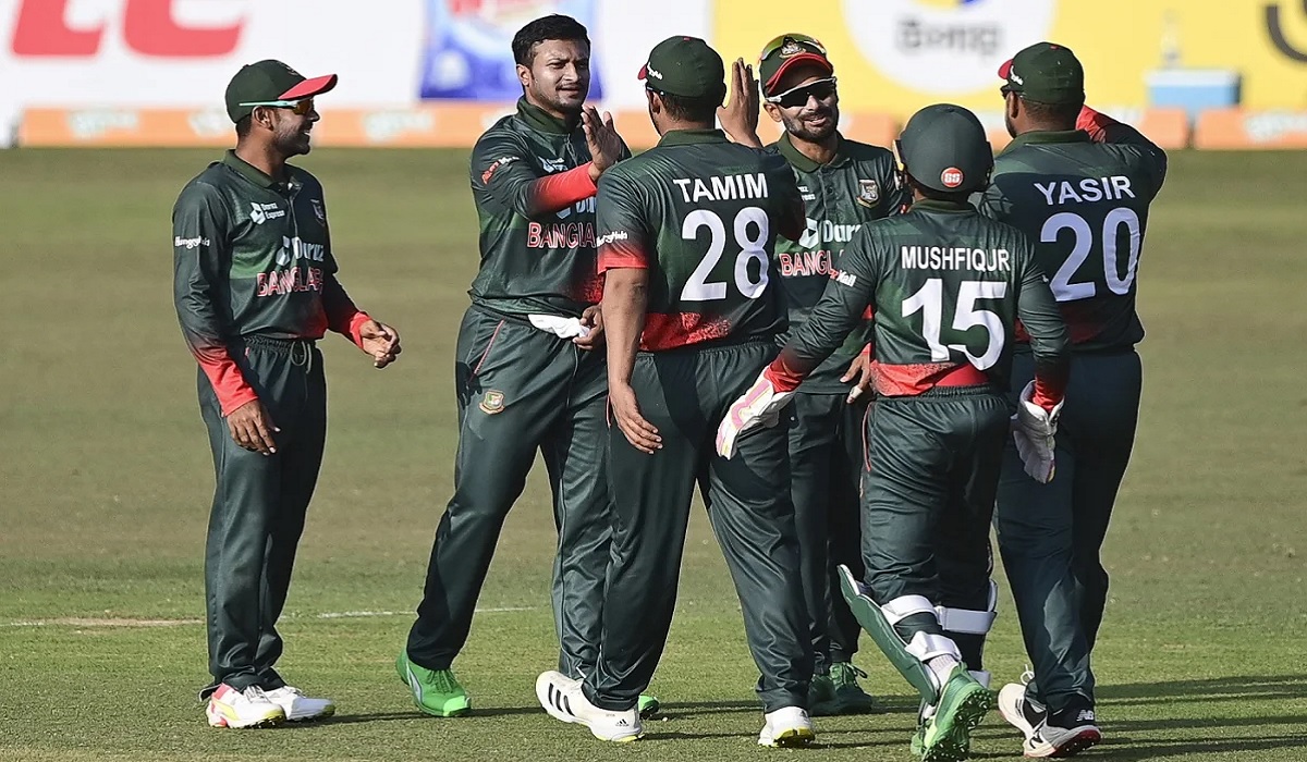 বিপর্যয়ে কাটিয়ে লড়ছে আফগানিস্তান