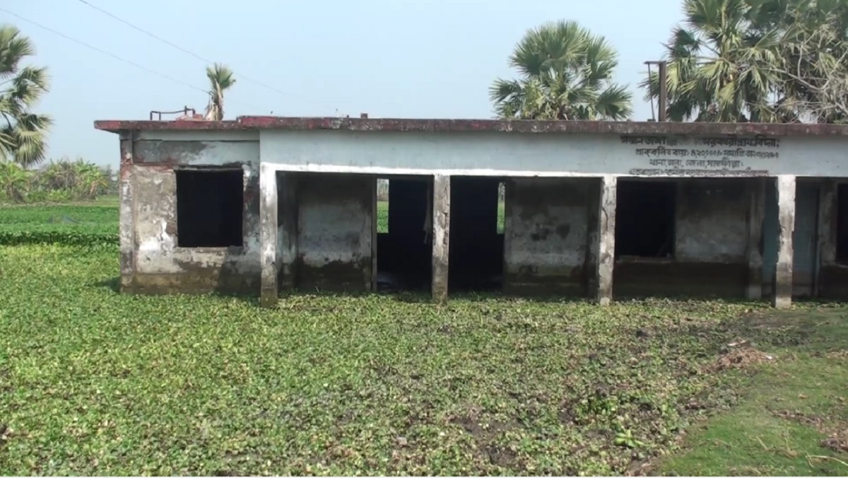 বছরের নয় মাস পানিতে তলিয়ে থাকে ক্লাসরুম