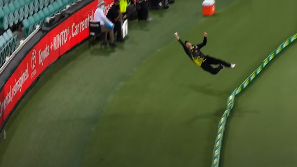 মাথায় আঘাত পেয়ে সিরিজ থেকে ছিটকে গেলেন স্মিথ