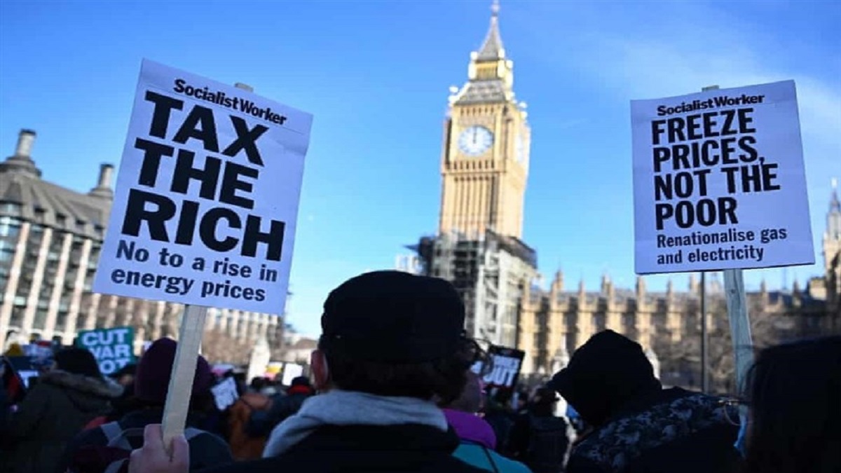 জ্বালানির দাম বৃদ্ধির প্রতিবাদে যুক্তরাজ্যের রাস্তায় হাজারও মানুষ