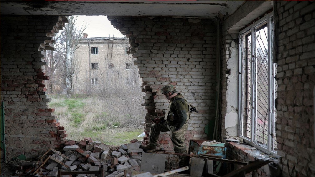 রুশপন্থীদের হামলায় ইউক্রেনের এক সেনা নিহত, আহত ৬