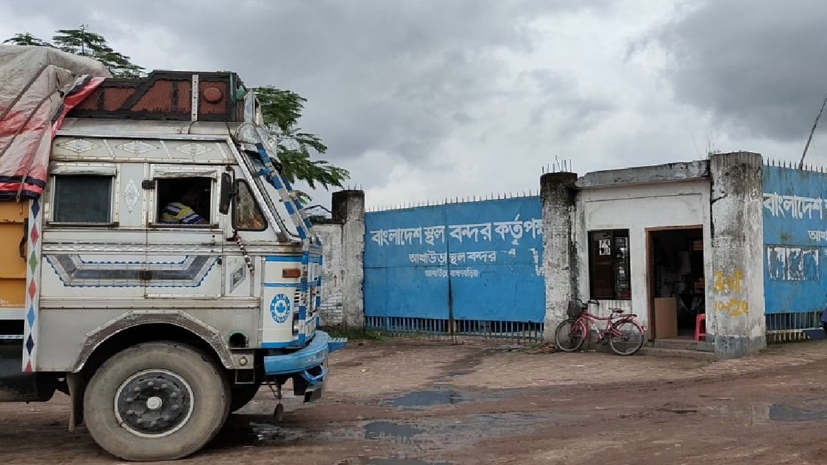 আওয়ামী লীগের সম্মেলন উপলক্ষ্যে আখাউড়া স্থলবন্দরে বন্ধ আমদানি-রফতানি