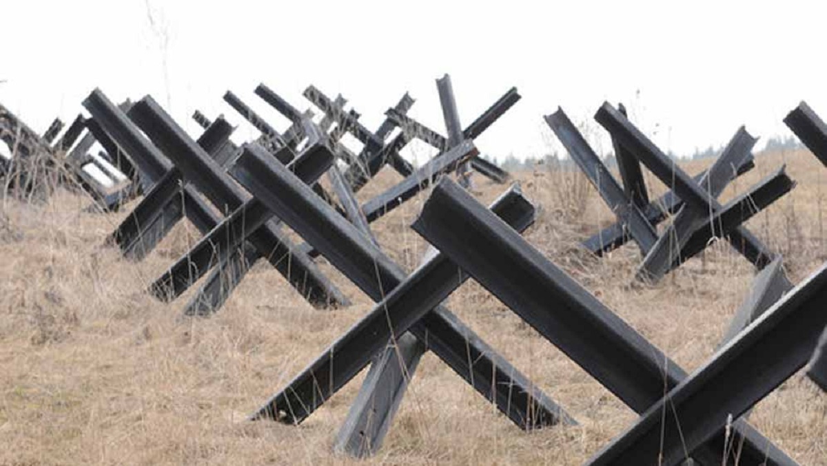 রুশ ট্যাঙ্ক আটকাতে দ্বিতীয় বিশ্বযুদ্ধের ‘চেক হেজহগ’ বানাচ্ছে ইউক্রেনীয় যুবকরা (ভিডিও)