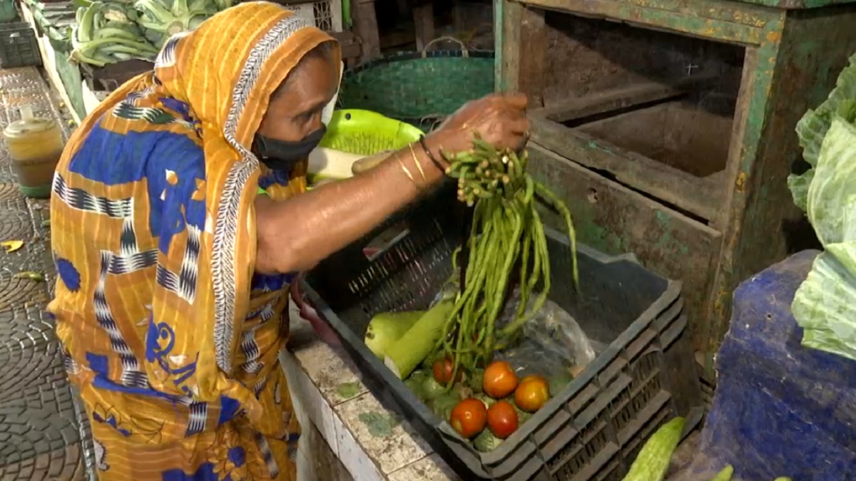 ‘যাদের কেনার টাকা নেই, ডোনেট বক্স থেকে সবজি নিন’
