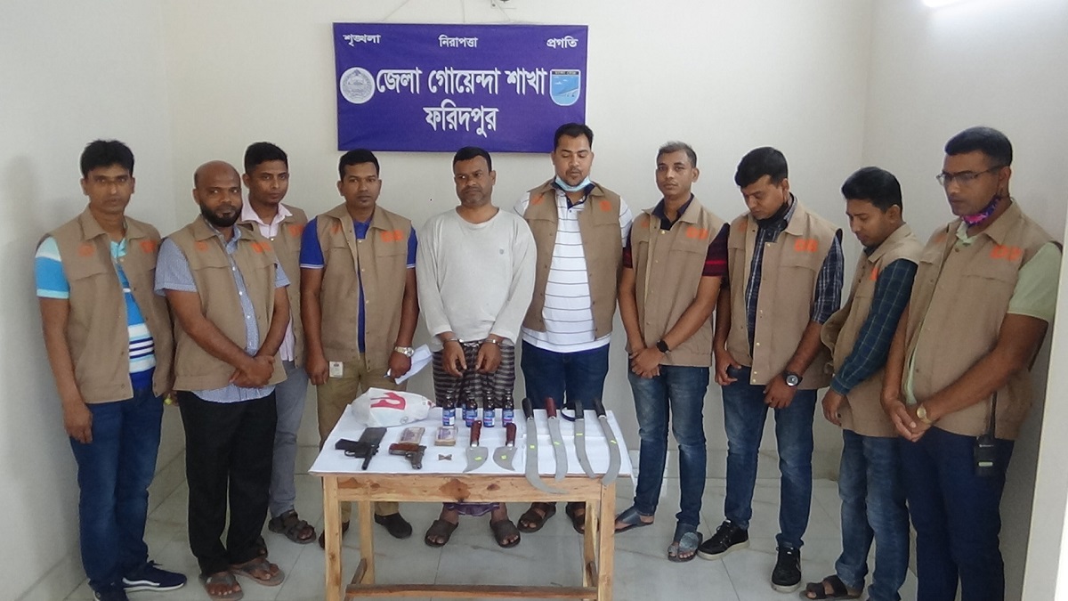 ফরিদপুরে পিস্তল, ধারালো অস্ত্র ও মাদকসহ স্বামী-স্ত্রী আটক