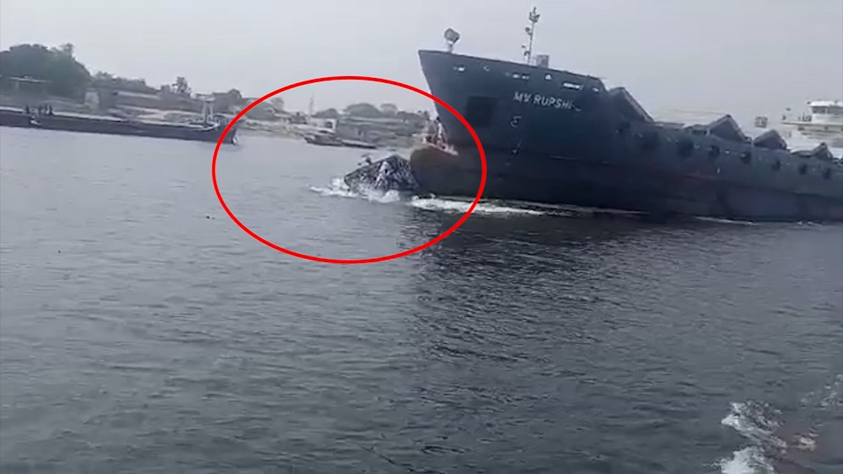 উদ্ধারকারী জাহাজ ঘটনাস্থলে, রাতের মতো তল্লাশি অভিযান স্থগিত