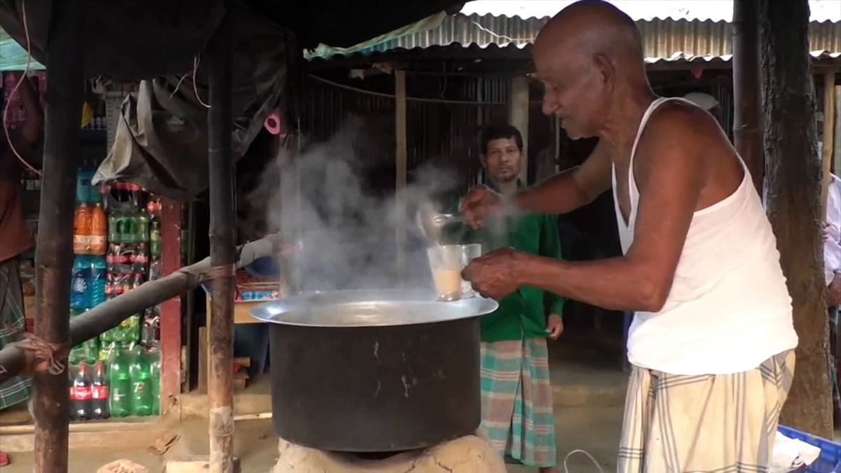 ওস্তাদের নির্দেশ, সারাদিন বসে থাকলেও এক কাপের বেশি চা বেচবেন না পচা মিয়া