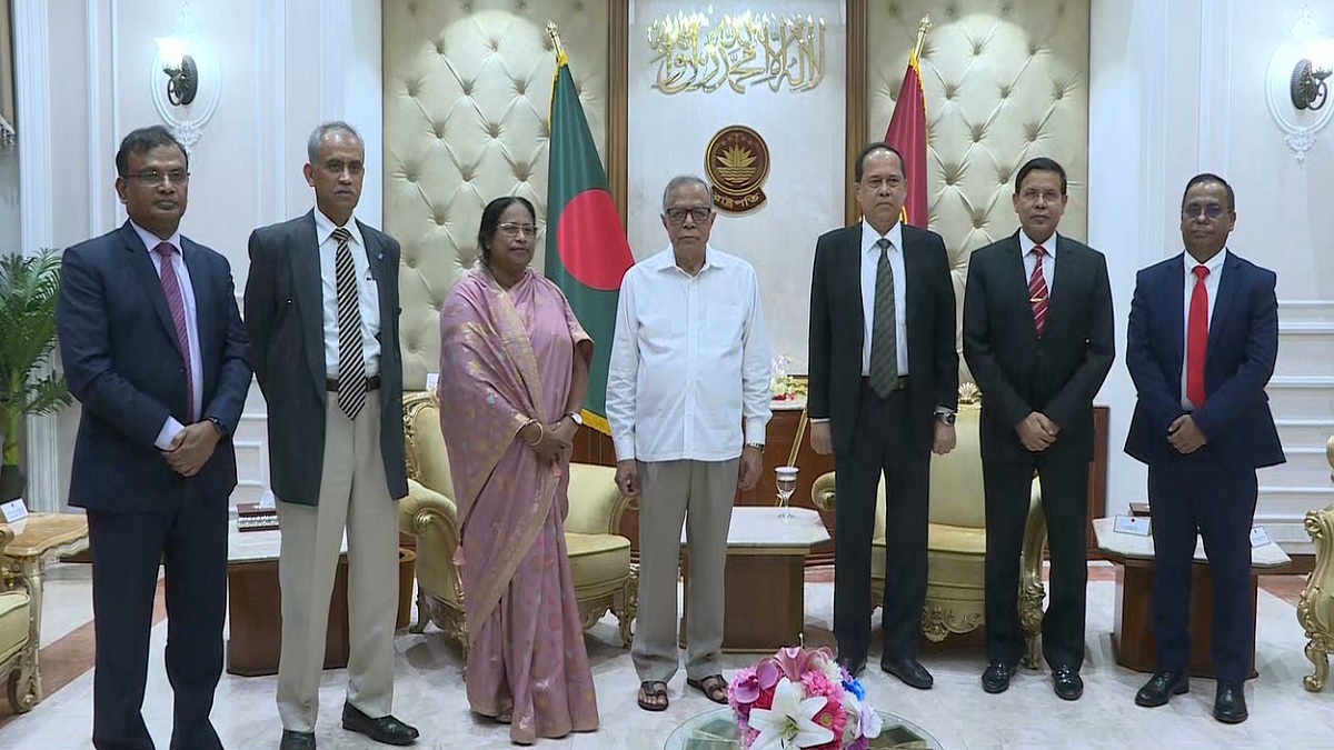 নির্বাচন কমিশনকে সাহসিকতার সাথে নিরপেক্ষভাবে দায়িত্ব পালনের আহ্বান  রাষ্ট্রপতির