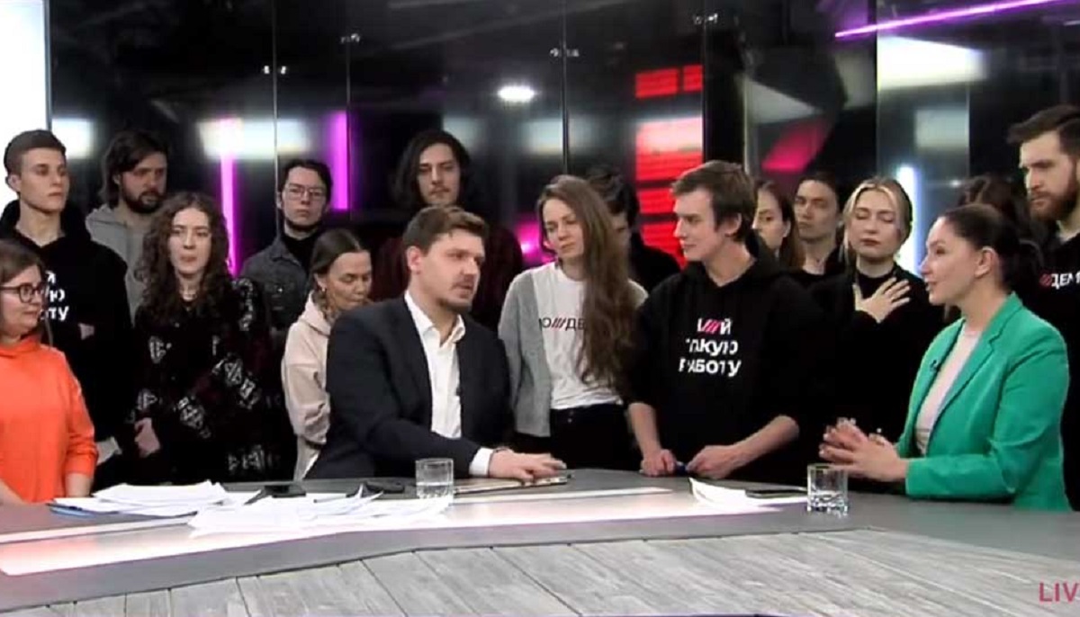 লাইভ সম্প্রচারে ‘যুদ্ধ নয়’ শ্লোগান দিয়ে রুশ টিভি চ্যানেলের সব কর্মীর পদত্যাগ (ভিডিও)