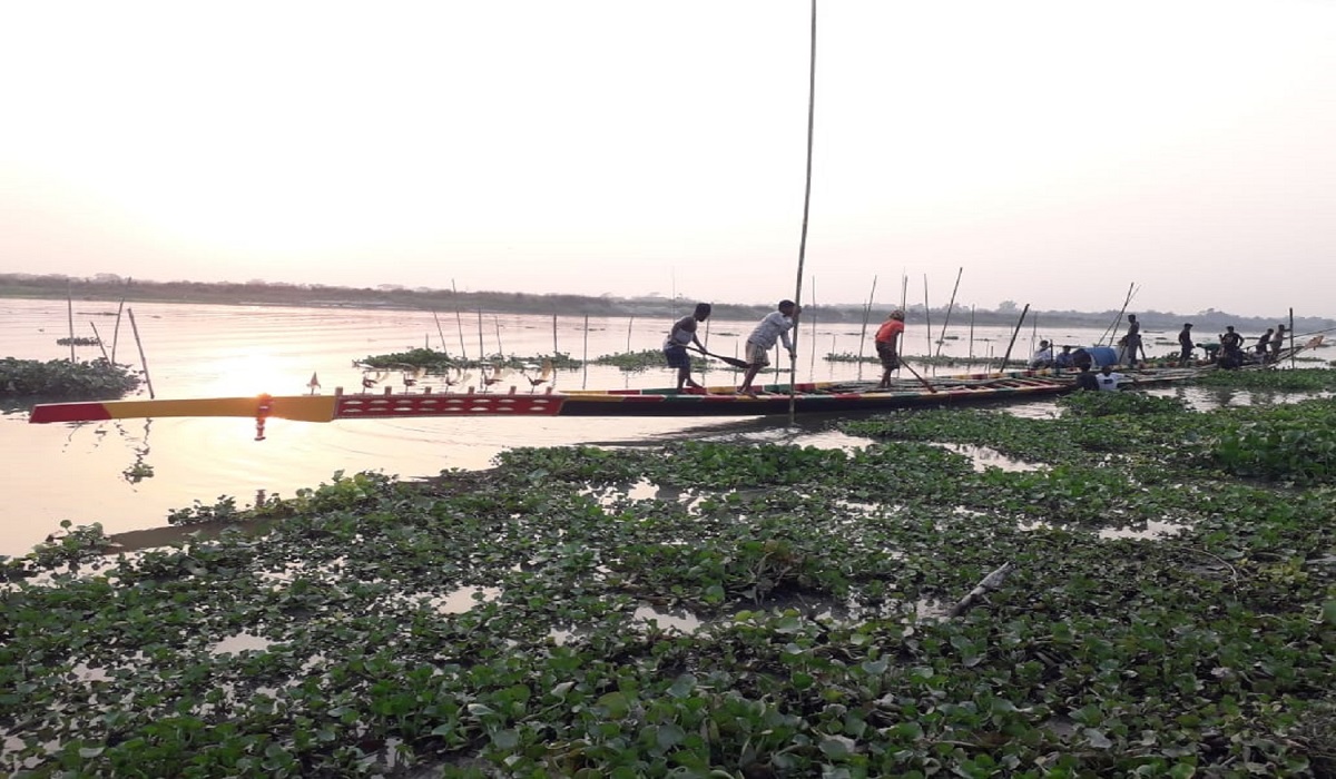 বঙ্গবন্ধুর জন্মদিন উপলক্ষে আড়িয়াল খাঁ নদে ভাসানো হলো ১০৮ হাতের বাইচের নৌকা
