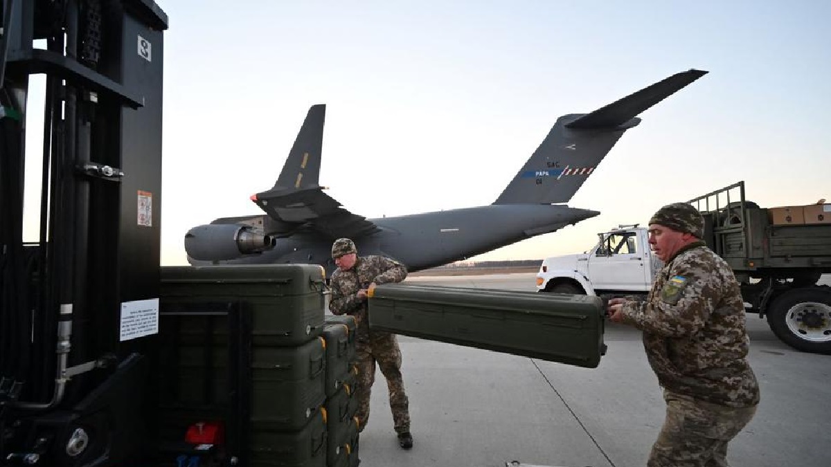 এবার ইউক্রেনকে আরও ভয়াবহ অস্ত্র দিচ্ছে যুক্তরাষ্ট্র