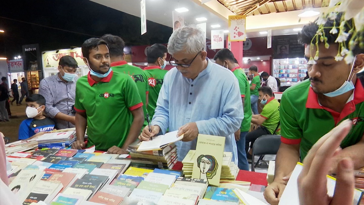 বইমেলায় এত বইয়ের ভিড়ে পাঠকের মনের তৃষ্ণা মিটছে কতটুকু? লেখক-প্রকাশকেরা যা বললেন