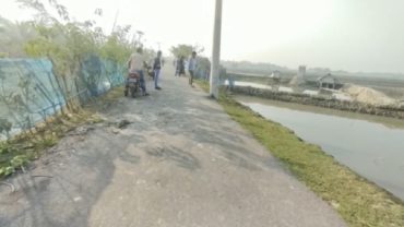 মোংলায় বৈদ্যুতিক খুঁটিতে মোটরসাইকেলের ধাক্কা, ৩ বন্ধু নিহত