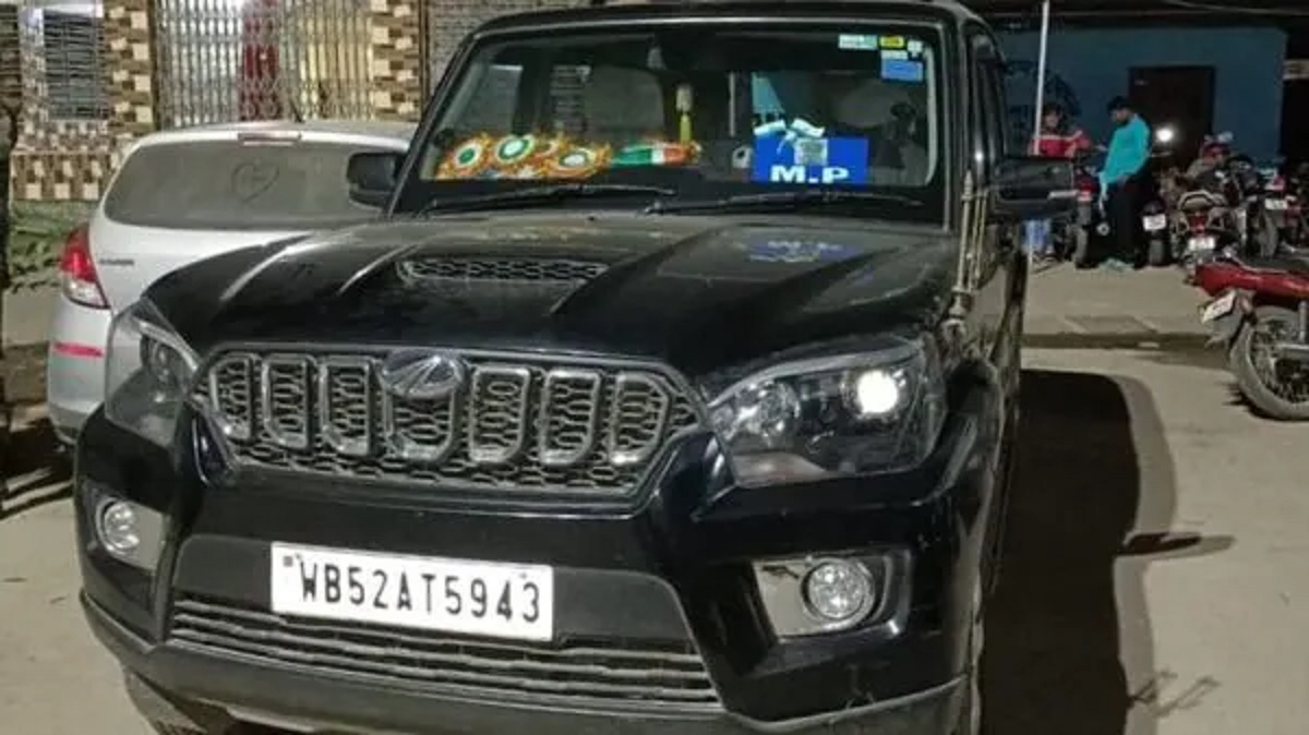 ‘কাশ্মির ফাইলস’ দেখে ফেরার পথে বিজেপি এমপির গাড়িতে বোমা হামলা