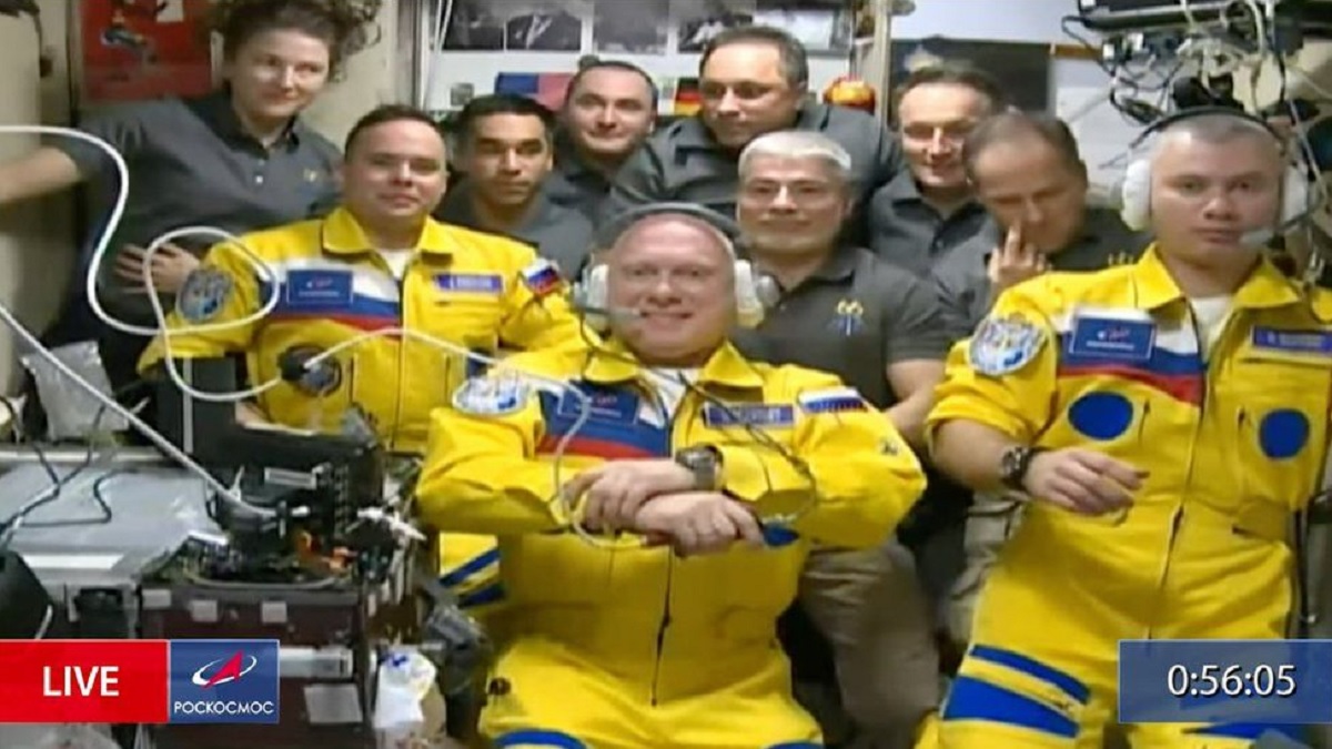 ইউক্রেনের পতাকা-রঙা পোশাকে মহাকাশ স্টেশনে হাজির রুশ নভোচারী