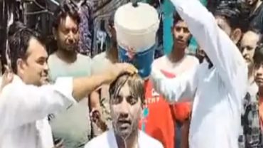 পরিষ্কার করতে ড্রেনে নেমে পড়লেন কাউন্সিলর; দুধ দিয়ে গোসল করিয়ে দিলো জনতা