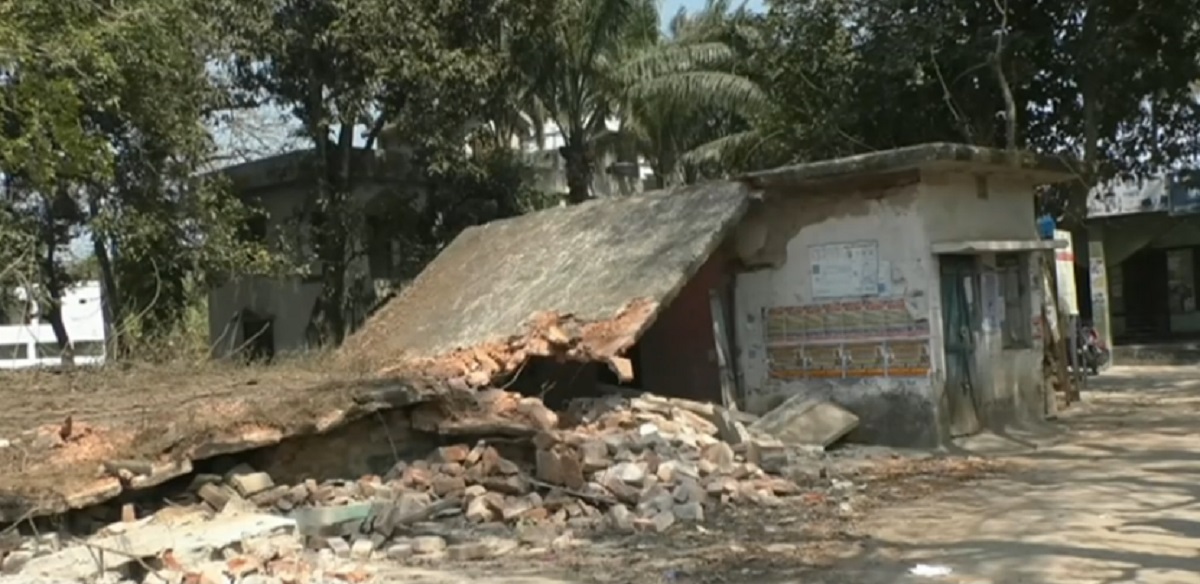 রাতের আঁধারে ভেঙে পড়লো সরকারি ভবন, মালিকানা নিয়ে দ্বন্দ্বে ইউপি ও কৃষি বিভাগ