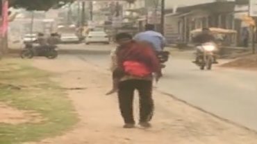 লাশবাহী গাড়ি না পেয়ে মেয়ের মৃতদেহ কাঁধে নিয়ে ১০ কি.মি. হাঁটলেন অসহায় বাবা! (ভিডিও)