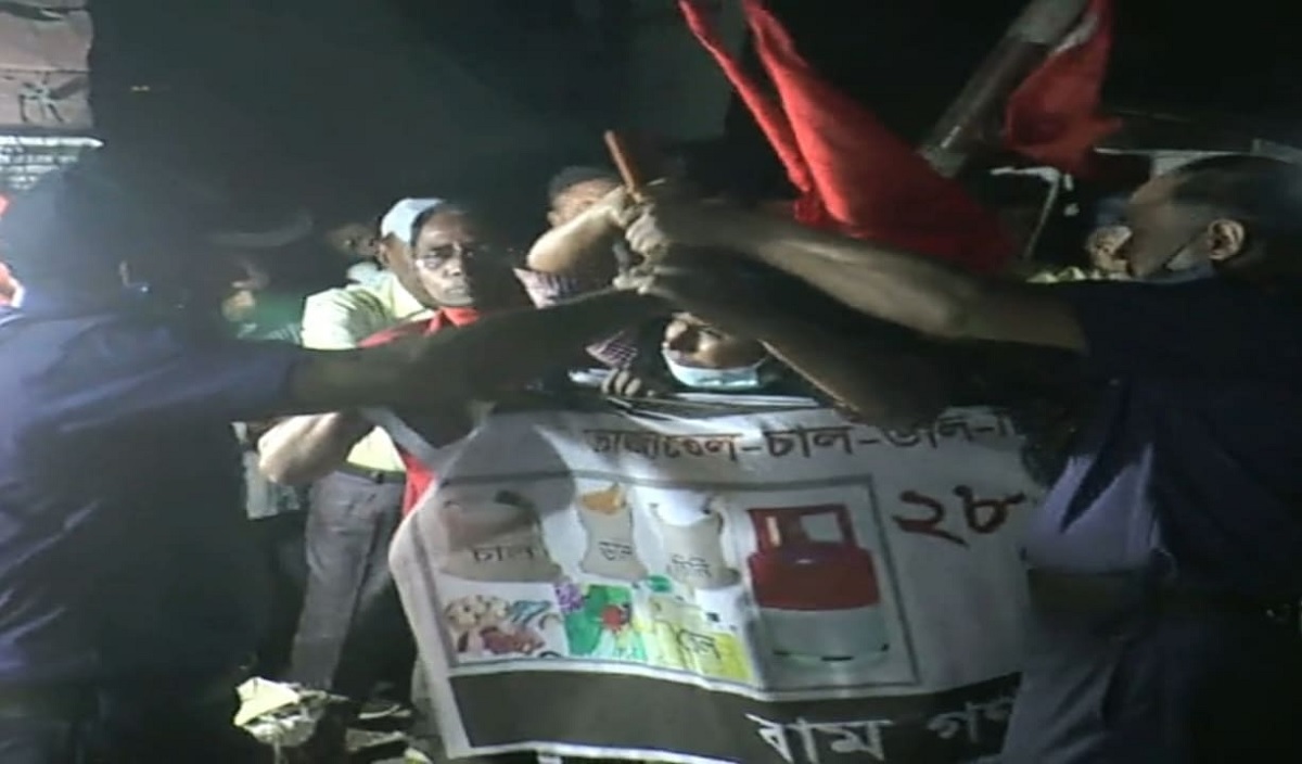 গাইবান্ধায় বামদলের বিক্ষোভ মিছিলে পুলিশের লাঠিচার্জ, আটক ৩