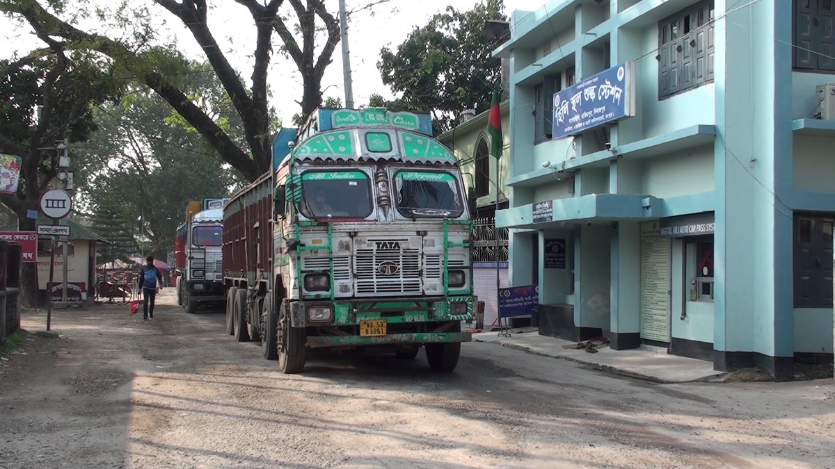 তিনদিন বন্ধের পর হিলি স্থলবন্দরে আমদানি-রফতানি শুরু