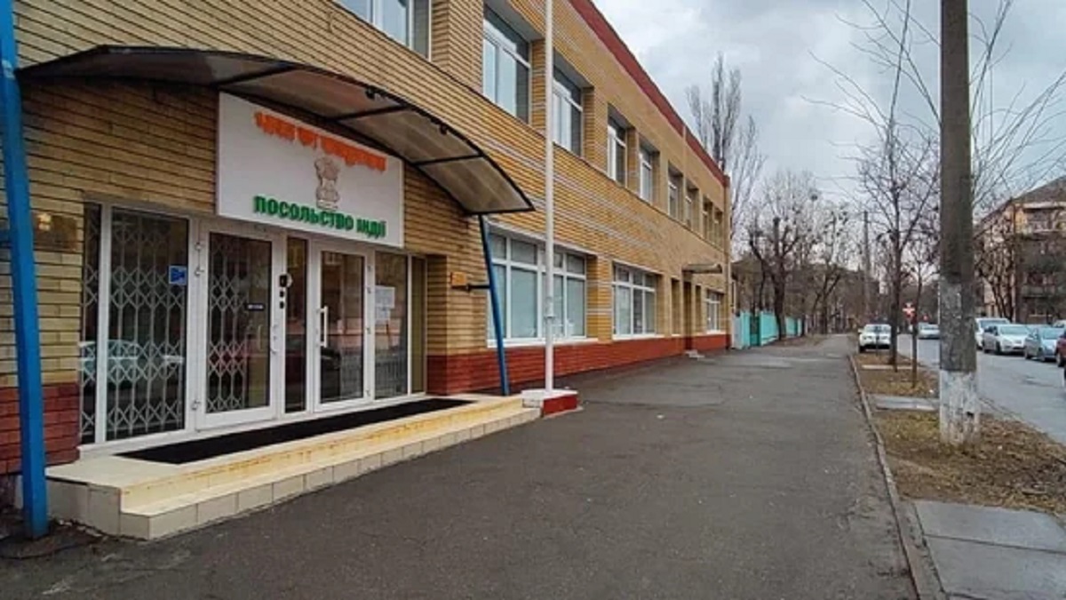 যুদ্ধ বিধ্বস্ত ইউক্রেন থেকে দূতাবাস সরাচ্ছে ভারত