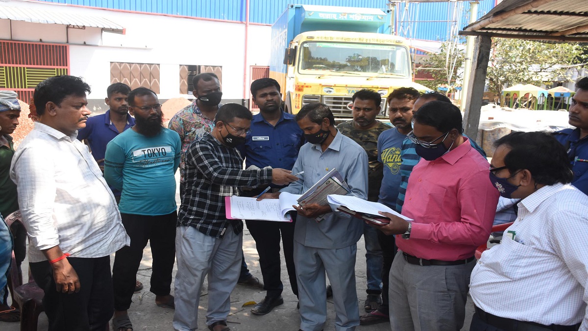 ১২ হাজার লিটার পাম অয়েলের অবৈধ মজুদ জব্দ, ব্যবসায়ীকে জরিমানা