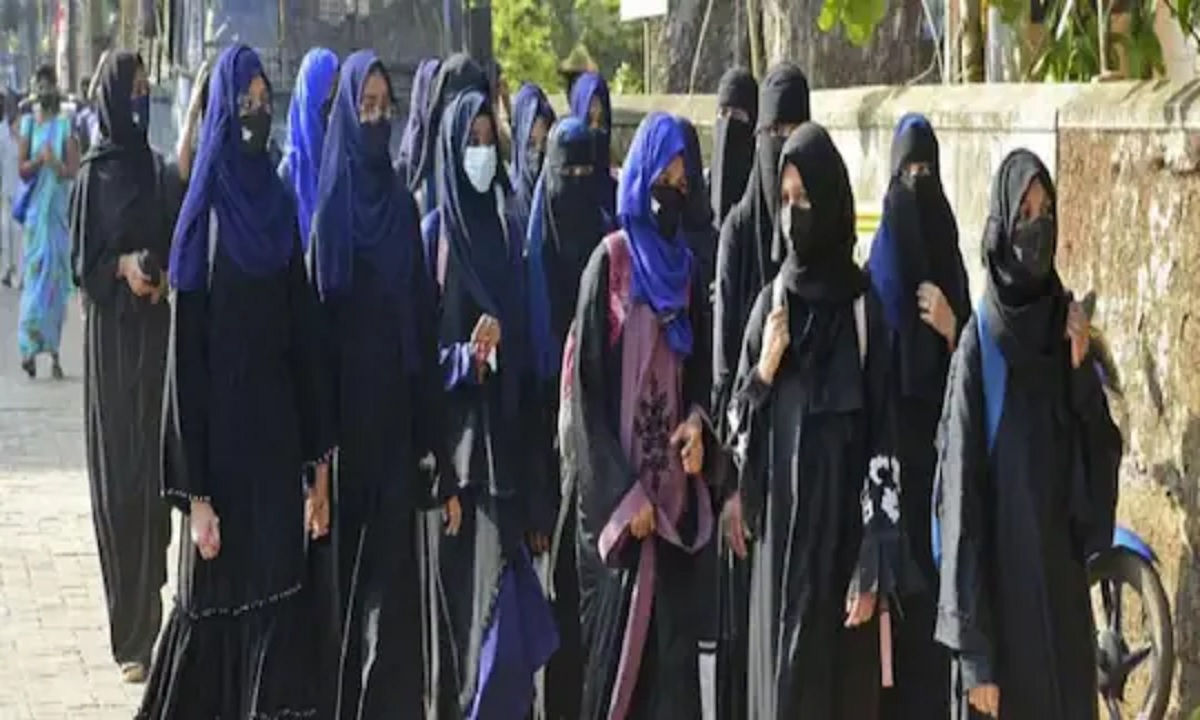 হিজাব মামলার নিষেধাজ্ঞা বহাল রাখলো কর্নাটক হাইকোর্ট