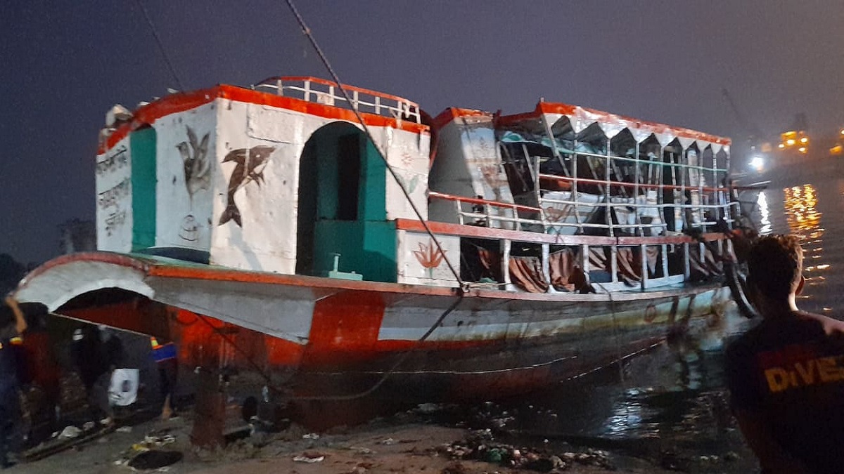 শীতলক্ষ্যায় ডুবে যাওয়া লঞ্চটি ১৭ ঘণ্টা পর উদ্ধার