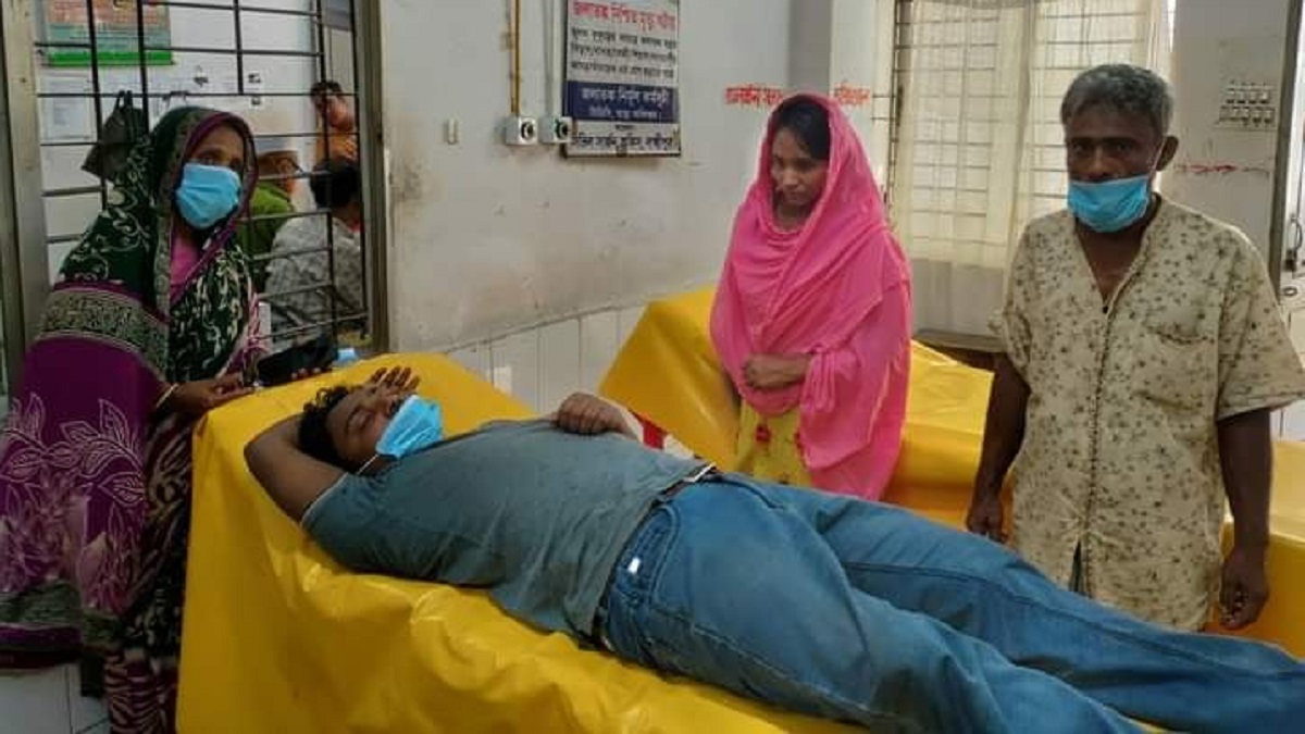 লক্ষ্মীপুরে সপরিবারে সংবাদকর্মীকে পেটালো সন্ত্রাসীরা