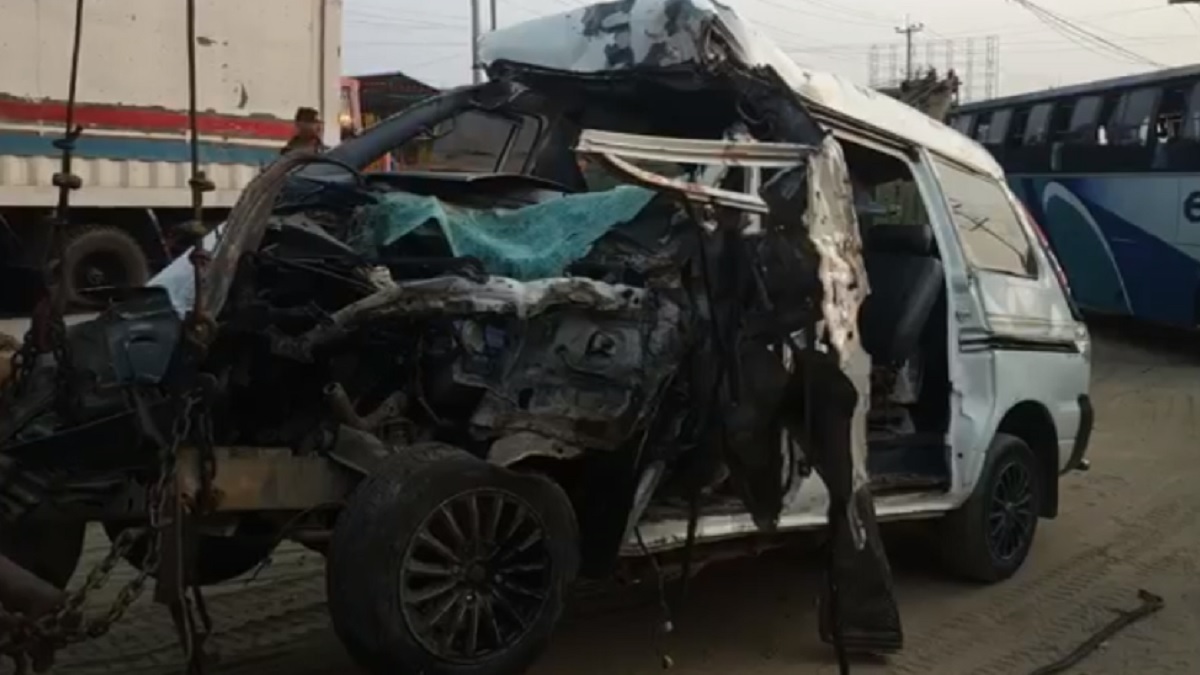 নরসিংদীতে বাস-মাইক্রোবাস সংঘর্ষে একজন নিহত, আহত ৪