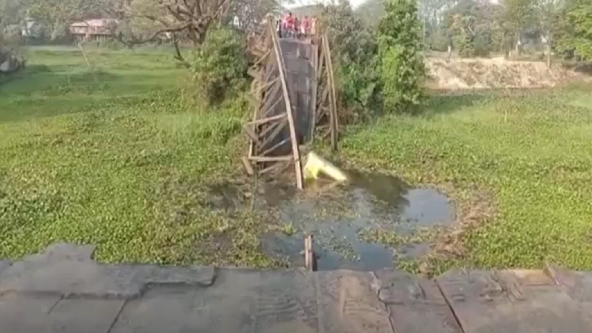 মুন্সিগঞ্জে ব্রিজ ভেঙে মালবোঝাই ট্রাক খালে, যোগাযোগ বন্ধ