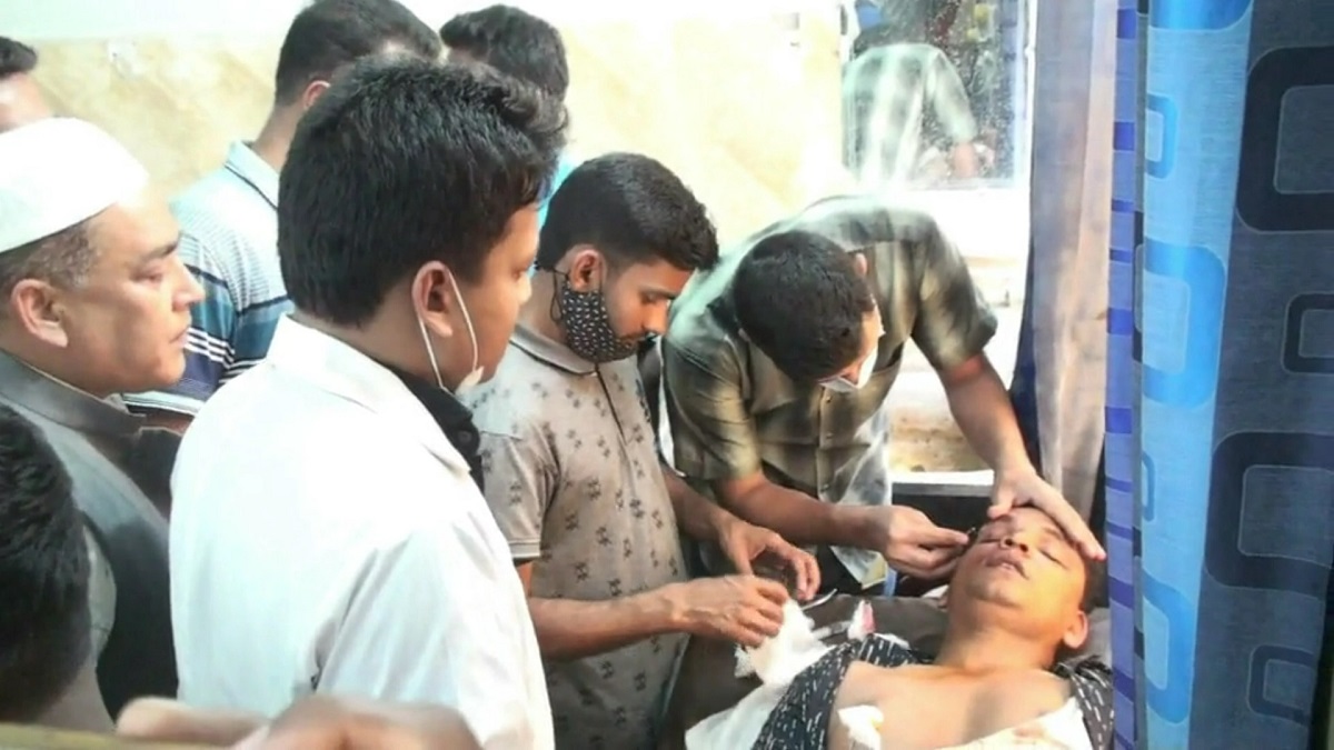 নাটোরে পুলিশের দুই সদস্যকে পেটালো ছাত্রলীগ