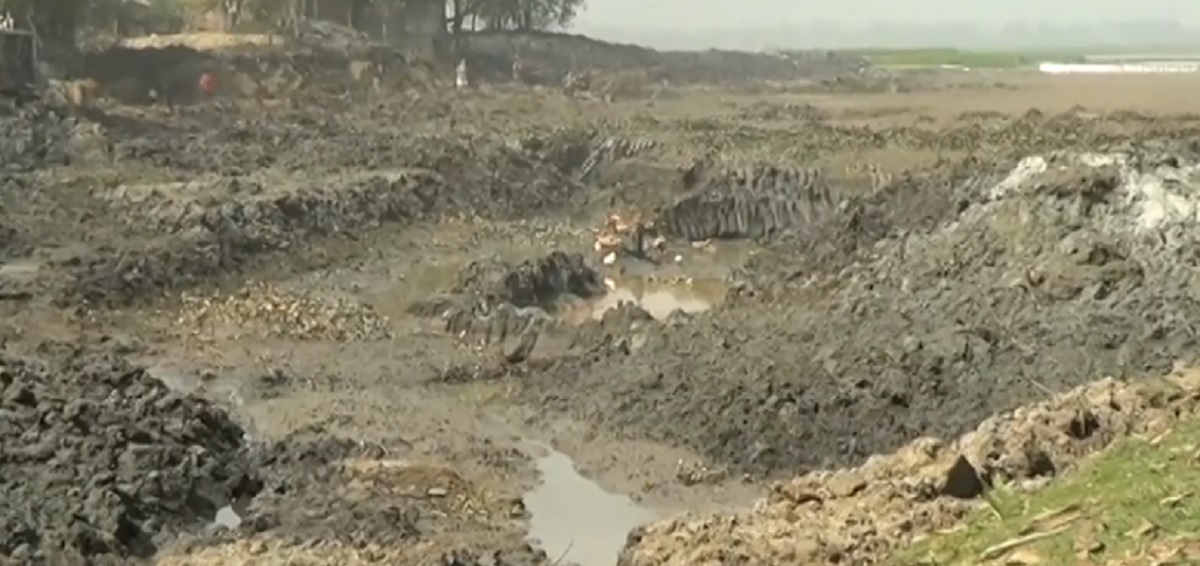 নেত্রকোণায় দেশি জাতের মাছ চাষে খনন করা হচ্ছে পরিত্যক্ত জলাশয়