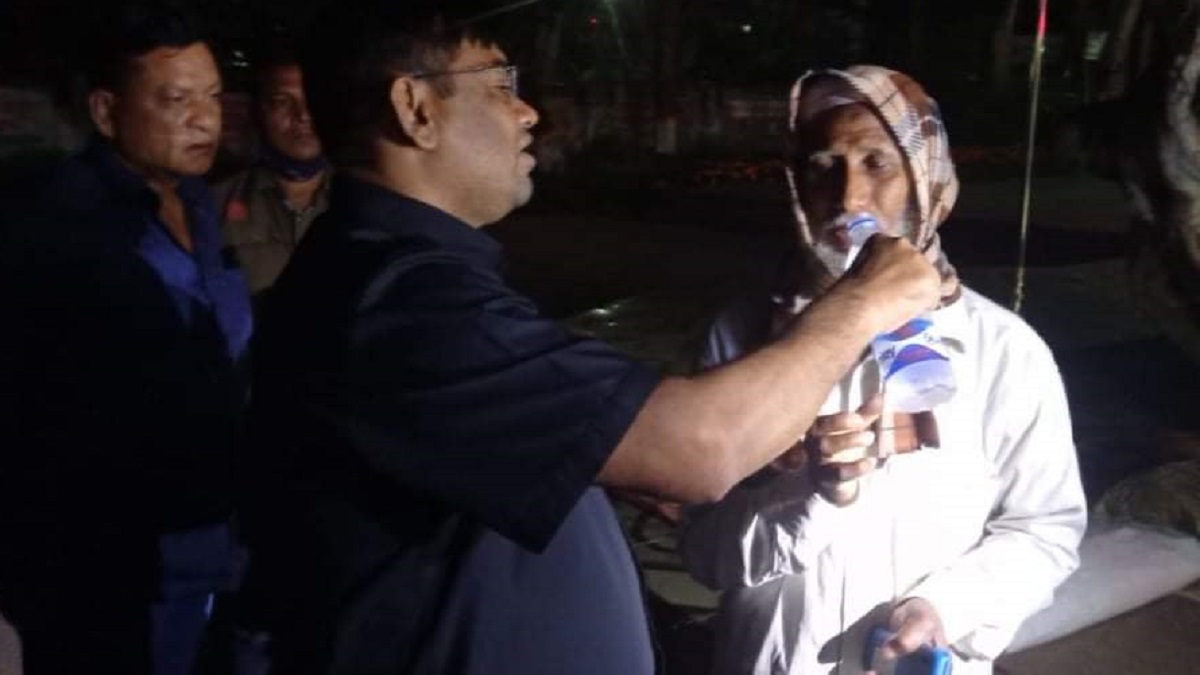 জায়নামাজ বিছিয়ে এমপির বিরুদ্ধে বৃদ্ধের অনশন, ভাঙালেন পুলিশ সুপার