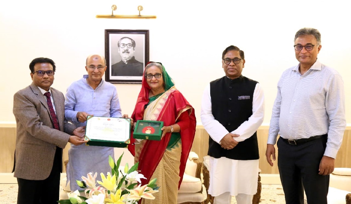 বিদ্যুৎ বিভাগের পাওয়া স্বাধীনতা পুরস্কার তুলে দেয়া হলো প্রধানমন্ত্রীর হাতে