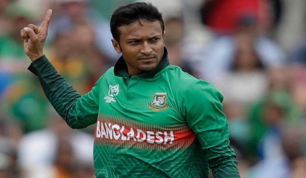 বোলিংয়ে এসেই ডি কককে ফেরালেন সাকিব