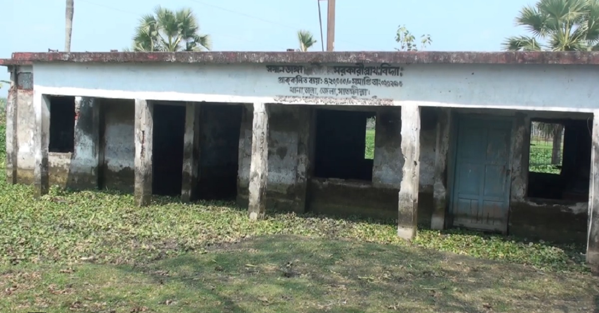 বছরের নয় মাসই পানিতে তলিয়ে থাকে বিদ্যালয়, বাধ্য হয়ে স্কুল ছাড়ছে শিক্ষার্থীরা