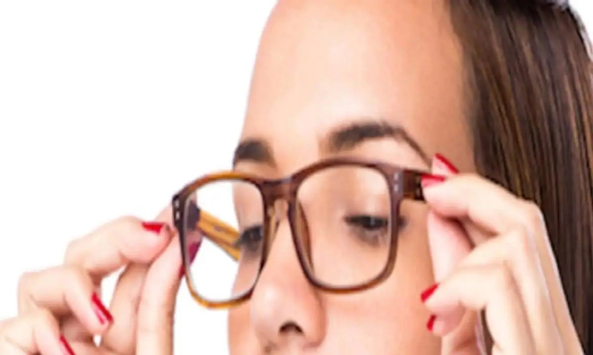 নাকের দু’পাশে চশমার ফ্রেমের দাগ? তুলে ফেলুন ঘরোয়া উপায়ে