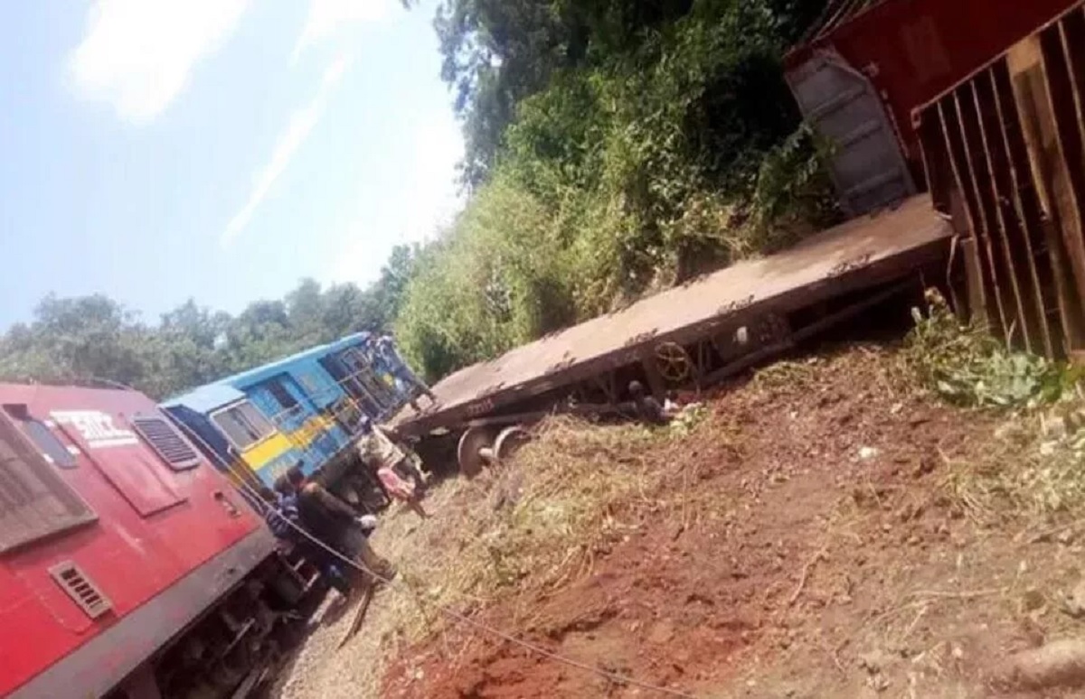 লাইনচ্যুত হয়ে কঙ্গোতে ট্রেন খাদে, হতাহত শতাধিক