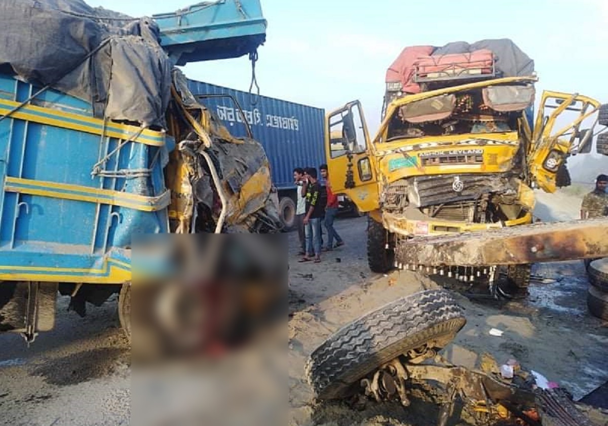 বঙ্গবন্ধু সেতু মহাসড়কে তিন ট্রাকের মুখোমুখি সংঘর্ষ, নিহত ১