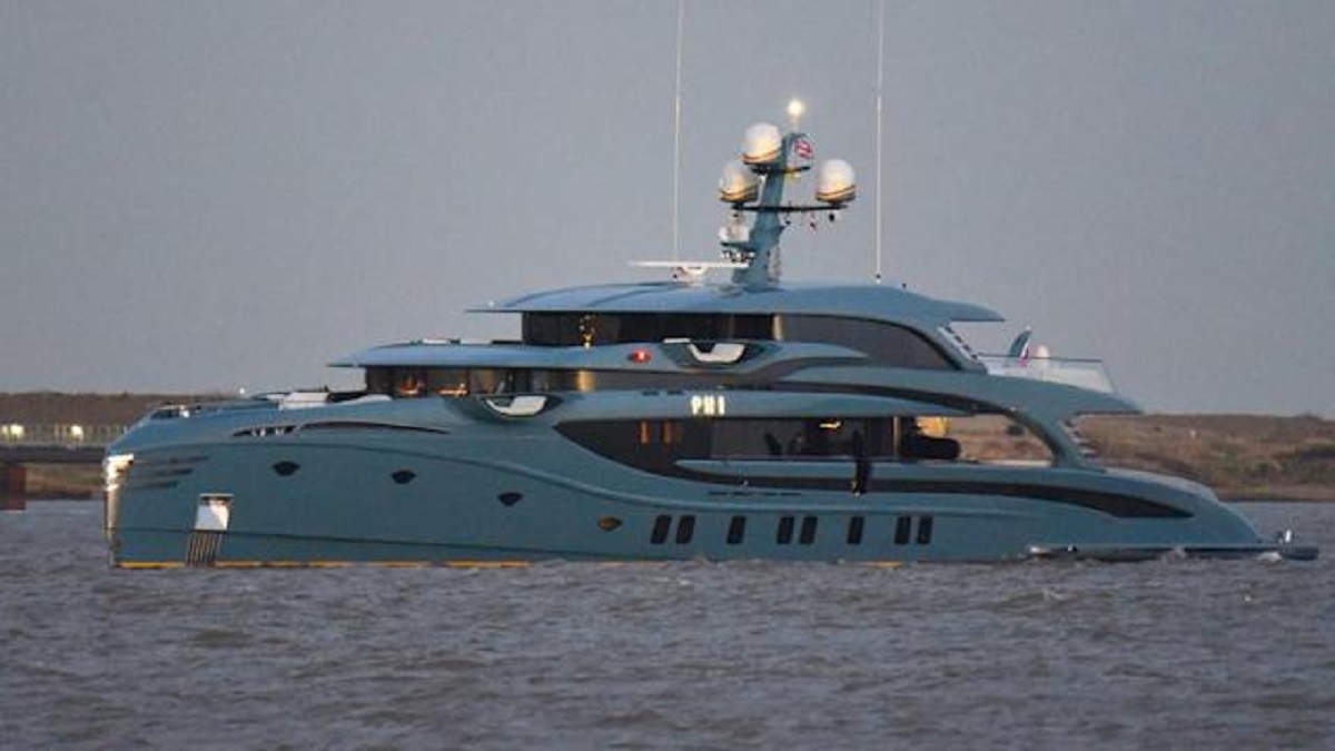 পুতিনকে সতর্ক করতে রুশ জাহাজ আটক করলো ব্রিটেন