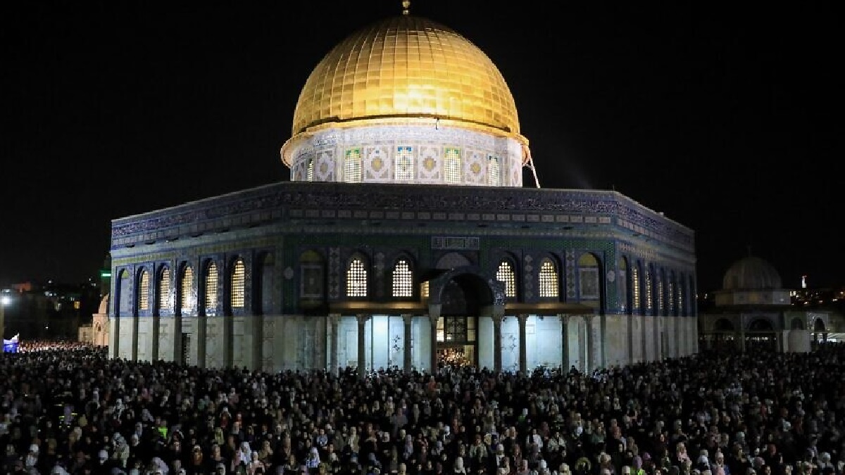 কদরের রাতে আল আকসায় নামাজ পড়েছেন আড়াই লাখ মানুষ