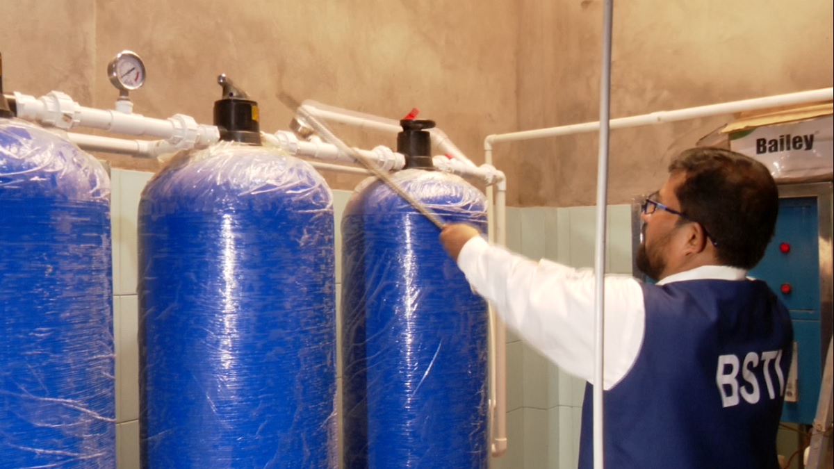 রাজধানীতে অনুমোদন ছাড়া ওয়াসার পানি বাজারজাতের দায়ে কারখানা সিলগালা