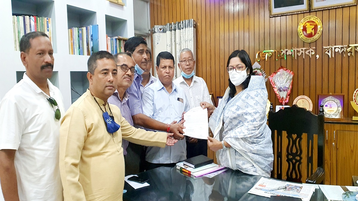 ভ্যাট কর্মকর্তাদের হয়রানি বন্ধে বান্দরবান জেলা প্রশাসককে স্মারকলিপি প্রদান